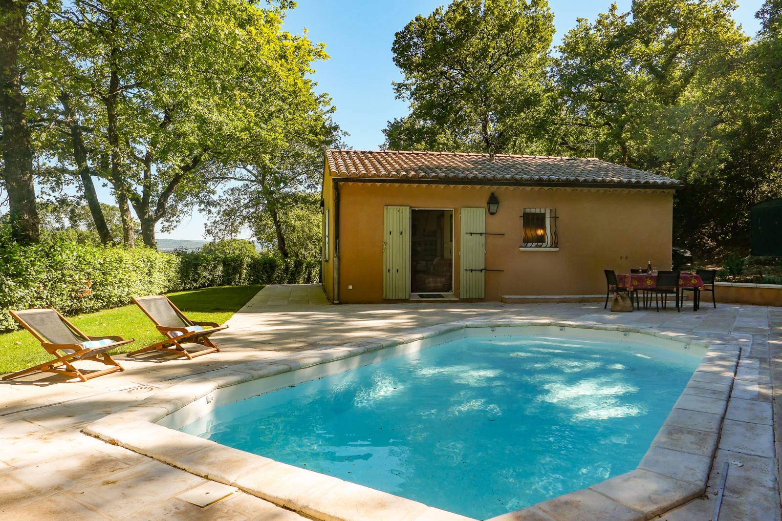 Location pour un week-end en Drôme Provençale, jardin et terrain de pétanque